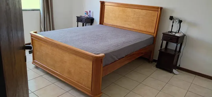 Cama Casal Queen em Madeira Maciça de Cerejeira Legítima - Alto Padrão