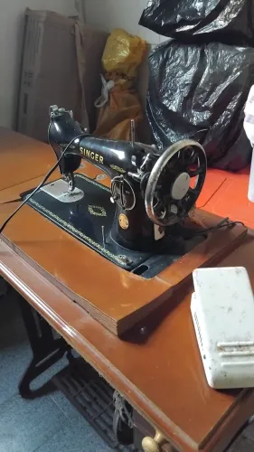 Máquina De Costura Antiga Singer