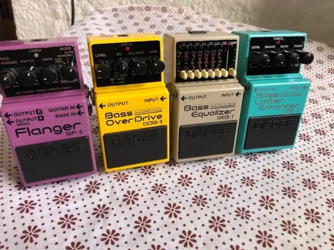 Set de Pedais p/Bass c/afinador fonte e hardcase parcelo no Olxpay,ML e MPG,avalio troca