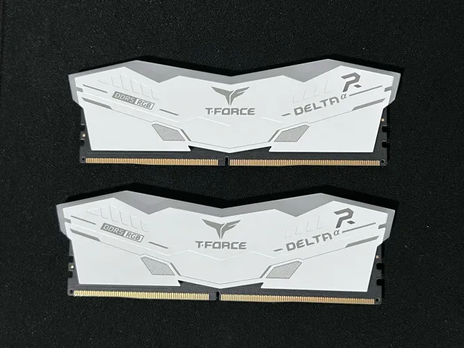 Memórias DDR5 32Gb 2x16 T-Force Delta RGB 6000MHz Brancas White usadas