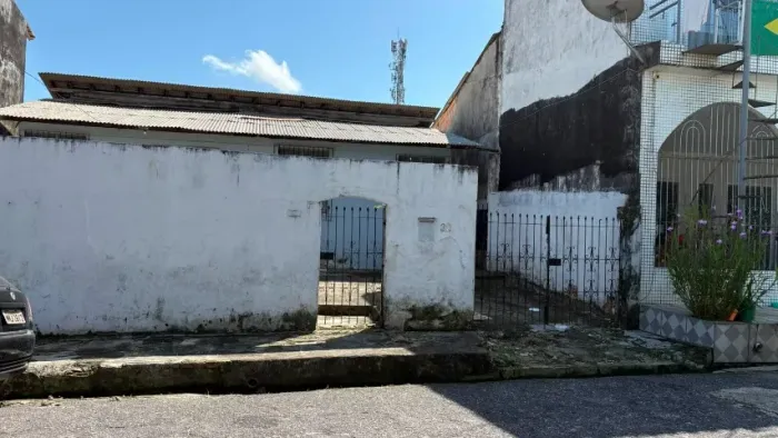 Aluguel - Casa de 3 quartos com 2 salas, bho e quintal
