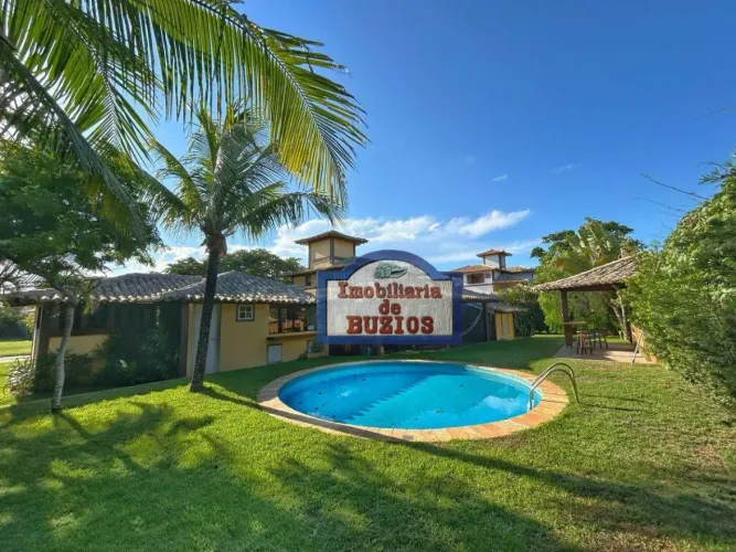 A passos da Praia de Manguinhos com 4 suítes, jardim e piscina