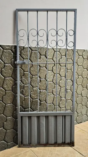 Portão de ferro usado com 1,55mt altura e 66cm de largura