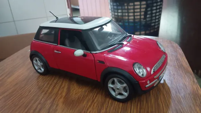 Mini Cooper vermelho teto branco. Maisto 1/18 Special Edition