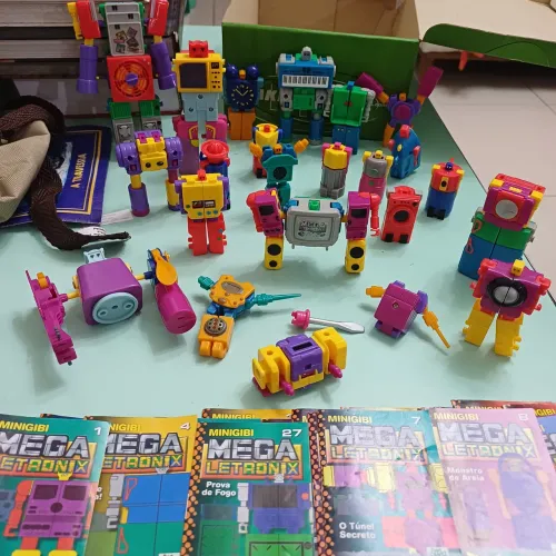 Coleçao Mega Letronix , miniatura robôs com os 40 gibis