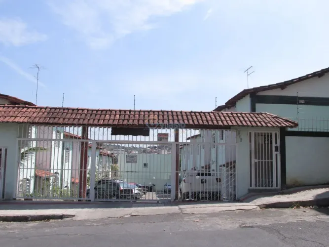 Casa geminada em condominio 03 qtos Bairro Dona Clara