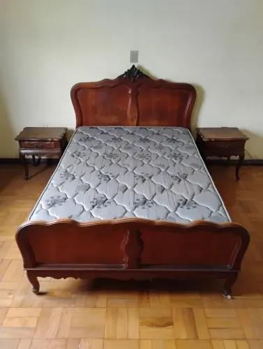 Raridade Anos 50: Cama Casal em Madeira de Lei Maciça - Relíquia Vintage