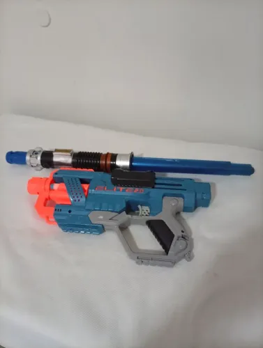 Brinquedo Espada e Lançador de Dardos Leia Anúncio 