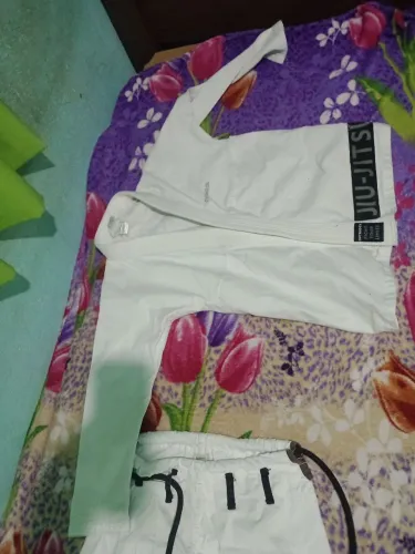 Kimono original tamanho o de adulto até 16 anos original material muito bom usado poucas