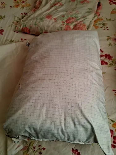 Travesseiro de silicone Macio com capa acetinada Nunca usado