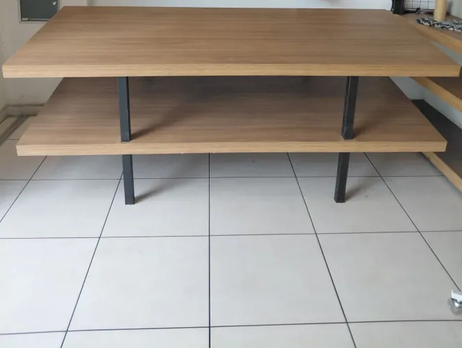  Mesa expositor estilo industrial para loja 