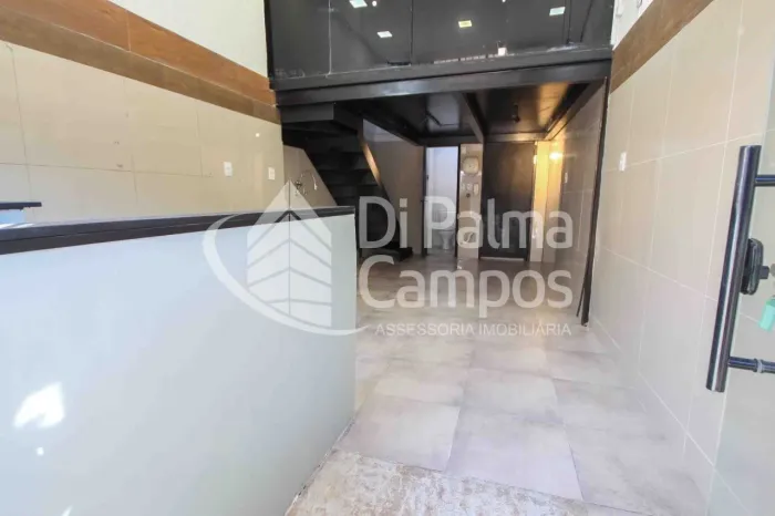 Salão comercial com 28m² e mezanino próximo a Bosque da Saúde.