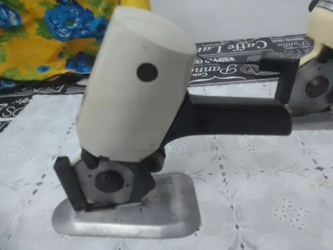 Máquina de corte de costura