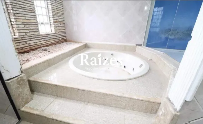 Sobrado Espaçoso com Hidromassagem e Flexibilidade de Reforma, bairro Patrimônio Uberlândi