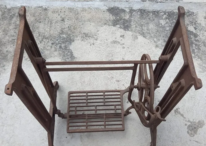 Base máquina de costura antiga