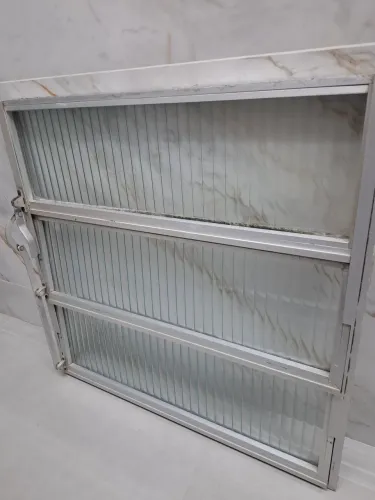 Vasculhante de aluminio 76 cm X 76 cm com vidro canelado