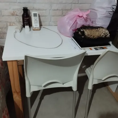 Mesa branca,pequena com duas cadeiras