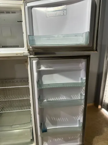 Vende-se geladeira boa está gelando tudo