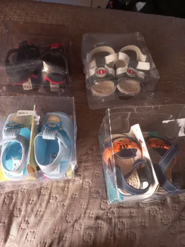 Vende-se sapatinhos de bebê masculino, tudo em perfeito estado todos por 100 R$