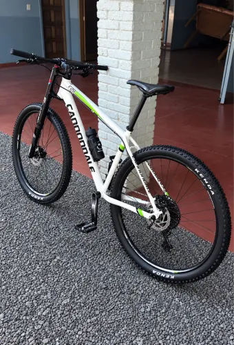 Bike cannondale left