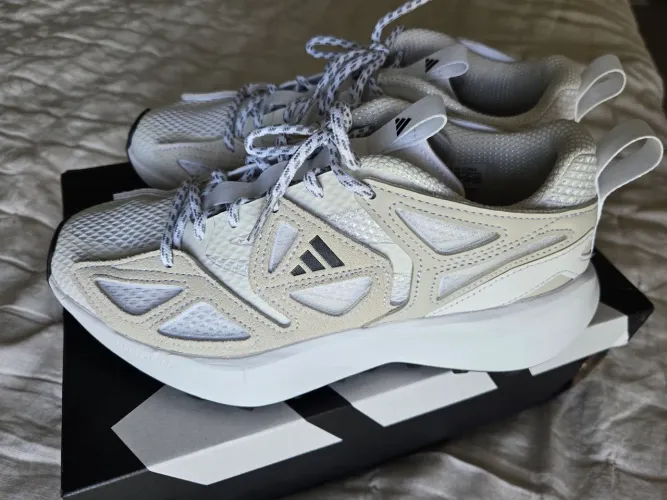 Tênis Adidas kantai