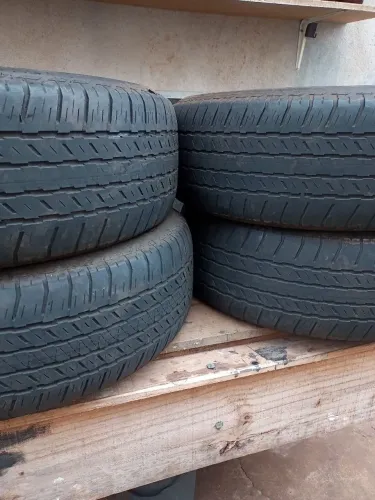 Vendo esses. 4 pneus aro 18 pra camionete valor 500 reais os 4 pneus