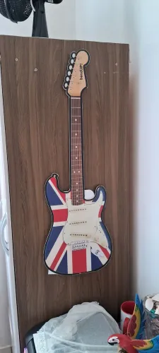 Guitarra polionda enfeite