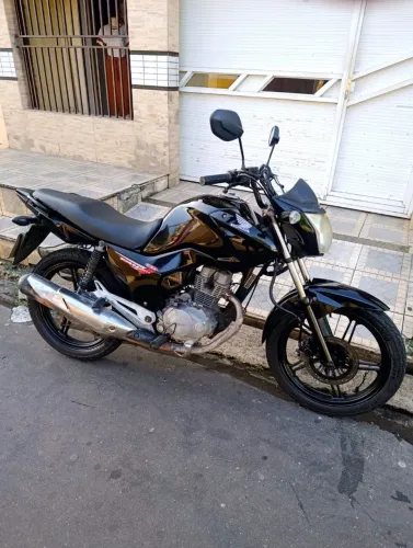 Fan 150 de garagem 