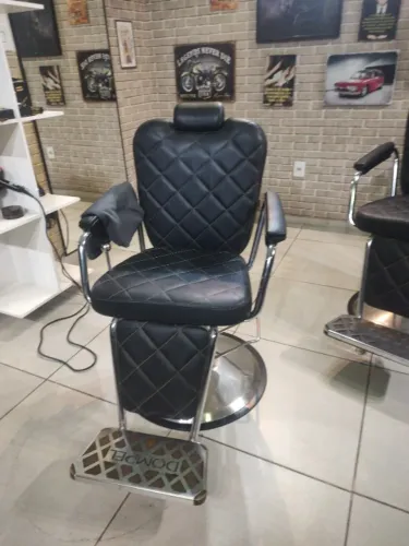 Conserto de cadeiras de barbearia.