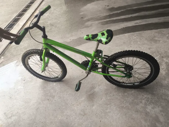 Bicicleta aro 20 + brinde (tênis de rodinha)