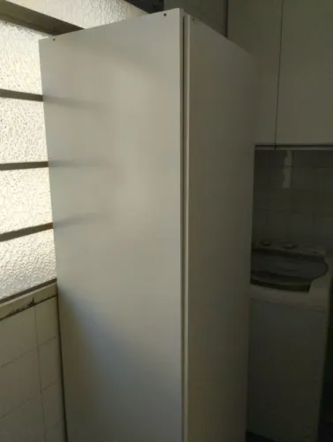 Armário para itens de limpeza 