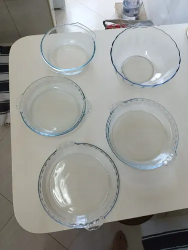 Conjunto de pirex e conjunto de bowl com xícaras 