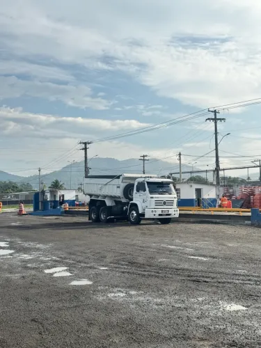 Caminhão caçamba 26.260e