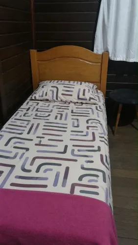 Cama de madeira solteiro