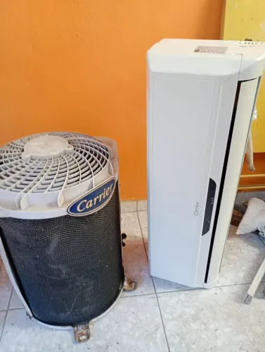 Vendo ar condicionado split Carrie 12.000 BTUs com a serpentina interna com defeito