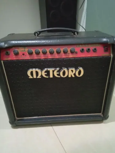 Amplificador Meteoro Demolidor + Pedal Joyo Metalhead