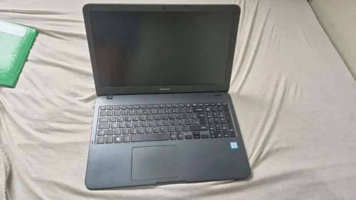 Notebook SAMSUNG quebrado para retirada de peças