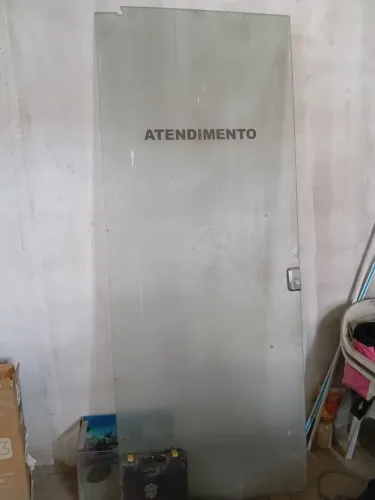 Porta de vidro com batedor 86/220