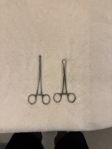Pinça hemostática e backaus