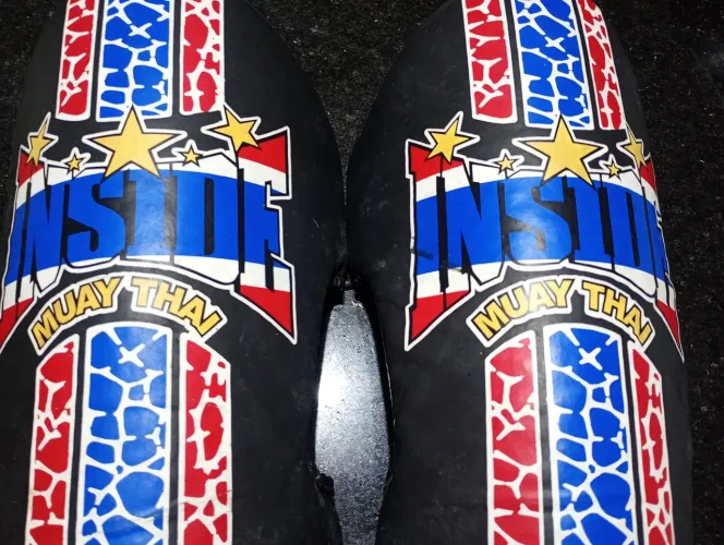 Caneleira insede Muay Thai 
