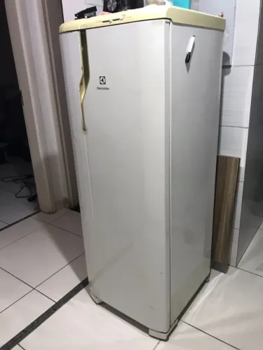 GELADEIRA ELECTROLUX PEQUENA - FUNCIONANDO NORMALMENTE