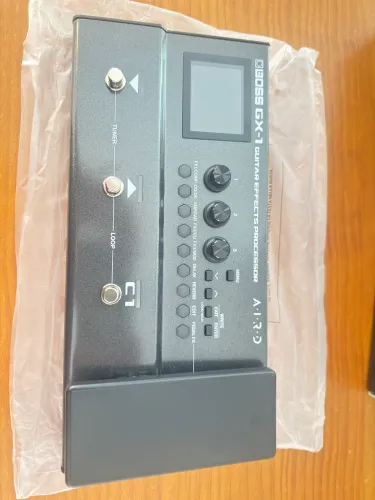 Pedaleira de Efeitos GX-1 Boss para guitarra com fonte