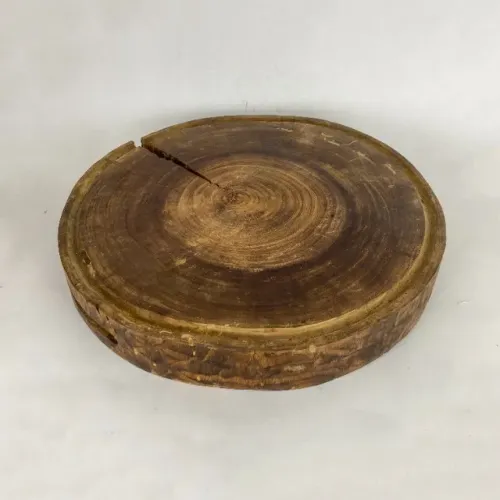 Tábua de madeira rústica artesanal redonda com 47 cm de diâmetro e 6 cm de altura