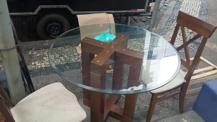 Tampo de Vidro Redondo com pé apoio 2.cadeiras.