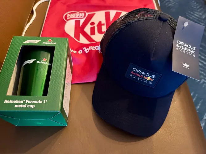 Kit boné red bull f1 + copo Heineken 