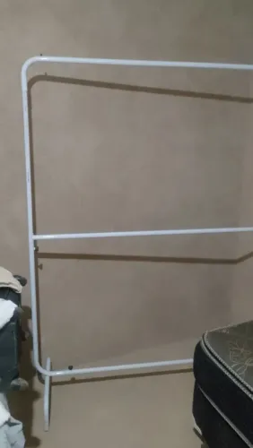 Vendo uma Arara de Roupas maravilhosa.
