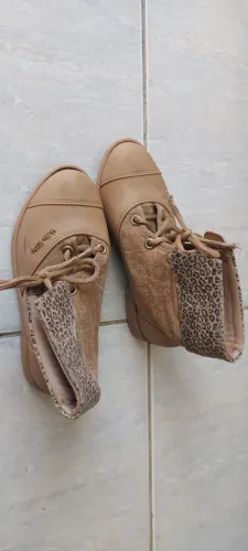 Bota infantil marrom claro camurça, Hello Kitty. Tamanho 28.