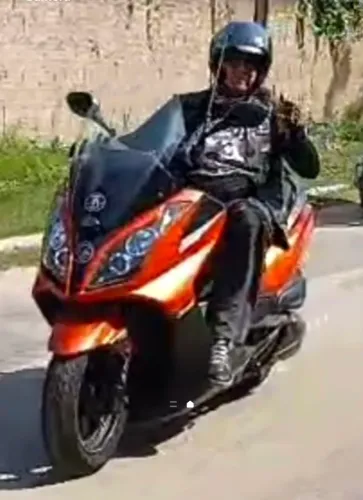Moto muito nova! Pneus novos, bateria nova, revisada.