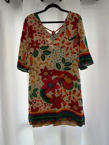 vestido curto estampa tropical colorida | manga 3/4 |