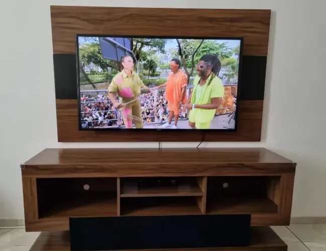 Rack estante para Smartv até 55 Pol. Em excelente estado. 2 gavetas Grandes e + 4 Nichos